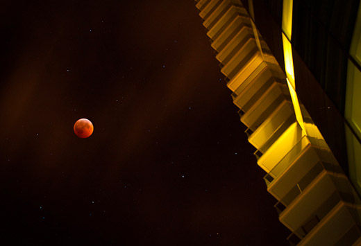 Stunningly surreal photograph of the Lunar Eclipse (December 2010) by Lisa Bettany